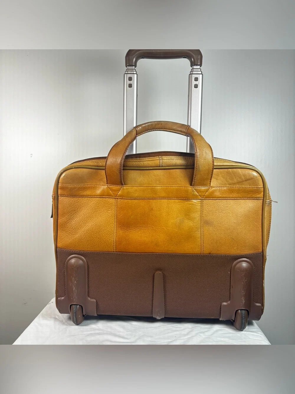 Solo New York Walker Brown Camel Leather Briefcase Laptop Rolling Travel B